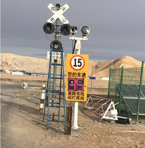 酒泉东风航天城火车轨道旁安装的测速抓拍显示