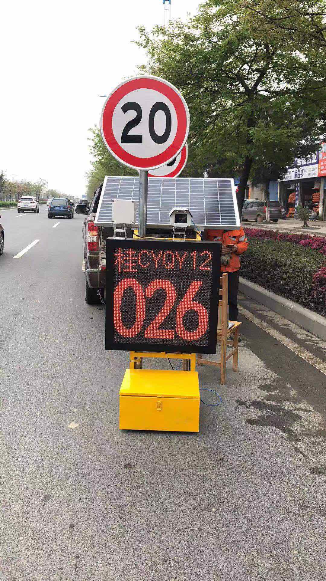 桂林路政养护使用的太阳能测速抓拍和车牌速度